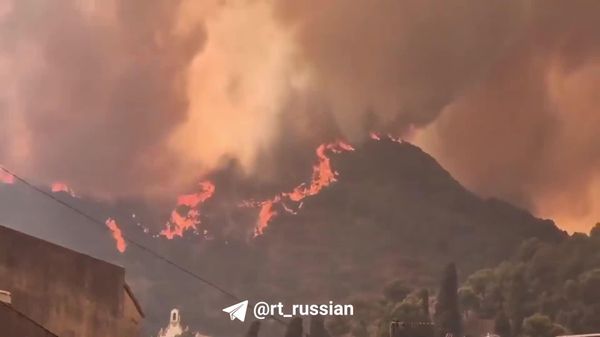 Пылающая гора на востоке Испании: мощный пожар в туристическом районе Ла-Валь-де-Ушо - Sputnik Молдова