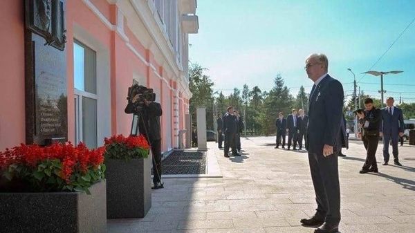Președintele Kazahstanului a depus flori la monumentul dedicat tatălui său, veteran de război, din Omsk - Sputnik Moldova