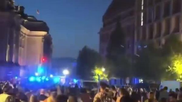 Автомобиль на высокой скорости въехал в толпу на ЛГБТ*-параде в Берлине - Sputnik Молдова