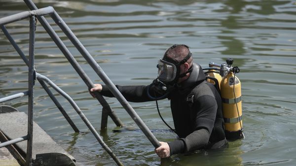Водолаз готовится к погружению  - Sputnik Молдова