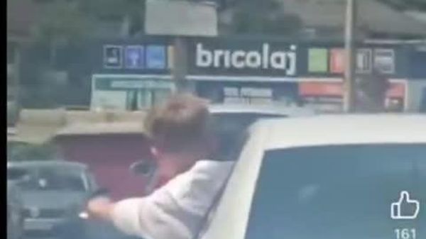 După apariția în spațiul public a imaginilor video în care un copil este surprins ieșind pe geamul unui autoturism aflat în deplasare, punându-și viața în pericol, polițiștii INSP s-au autosesizat și au identificat șoferul - Sputnik Moldova
