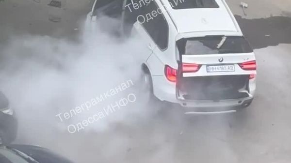 В Одессе утром взорвался автомобиль BMW X5, принадлежащий военному, сообщают местные каналы - Sputnik Молдова