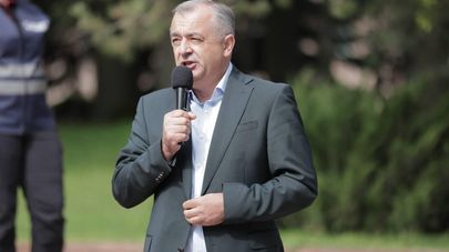 Протест оппозиции перед зданием парламента против роста тарифов на газ
