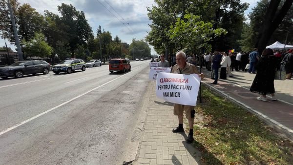 Протестующий вышел к главному проспекту Кишинева с плакатом "Посигналь, если ты за снижение коммунальных платежей". - Sputnik Молдова