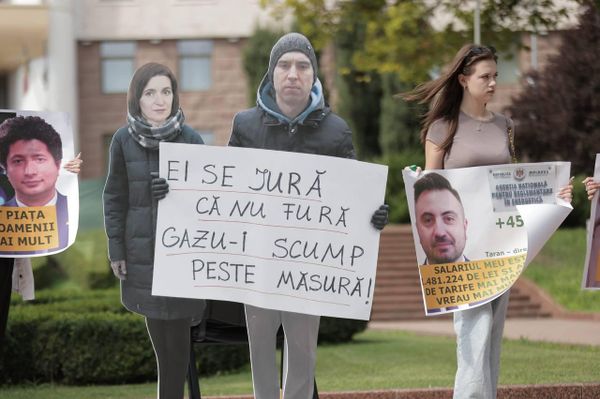 Протест оппозиции перед зданием парламента Молдовы против роста тарифов на газ. Надпись на плакате, который когда-то держали в руках PAS: "Они клянутся, что не воруют, а газ дорог сверх меры!". - Sputnik Молдова