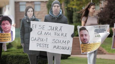 Протест оппозиции перед зданием парламента против роста тарифов на газ