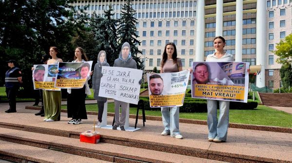 Protestul opoziției în fața clădirii parlamentului împotriva creșterii tarifelor la gaz - Sputnik Moldova