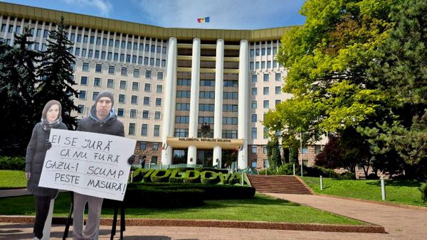 Перед началом митинга: картонные фигуры нынешних президента страны Майи Санду и главы МИД Михаила Попшоя. До прихода к власти они протестовали против роста тарифов, сейчас - активно выступают за. - Sputnik Молдова
