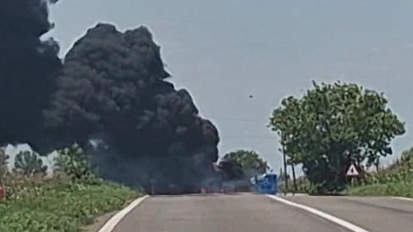 Зарегистрированная в Молдове автоцистерна загорелась после столкновения с экскаватором-погрузчиком в Румынии - Sputnik Молдова