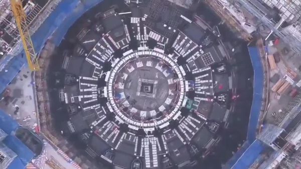 China a finalizat construcția unui magnet supraconductor de 582 de tone pentru programul său de fuziune nucleară, avansând astfel proiectul „soarelui artificial”, cu obiectivul de a genera energie electrică practic nelimitată și fără emisii de carbon până în 2030 - Sputnik Moldova