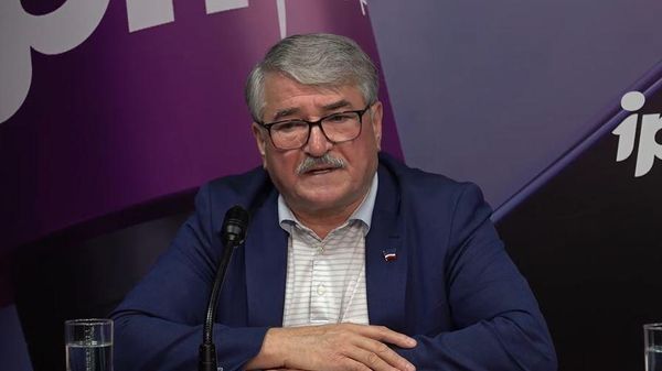 Глава комиссии по бюджету и финансам Народного собрания Николай Иванчук назвал отношение Кишинева к Комрату и поспешное лишение автономии ряда полномочий наперсточничеством, жульничеством и политическим мошенничеством - Sputnik Молдова