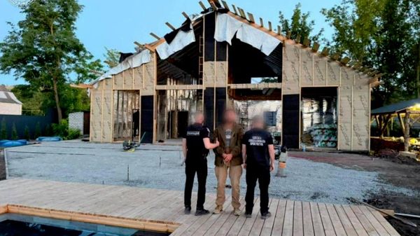 Командир воинской части вместо службы заставил более 80 вэсэушников строить ему дом в Одесской области - Sputnik Молдова