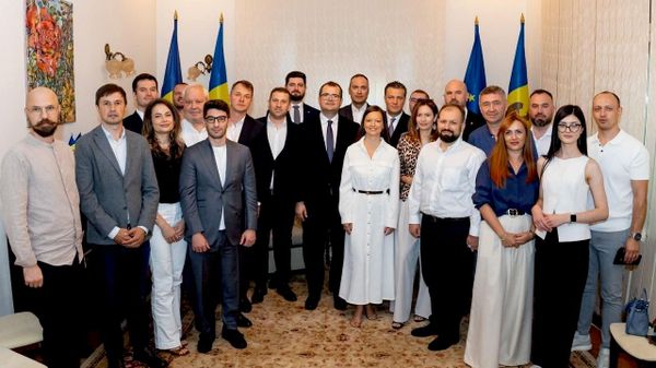 По сложившейся бесполезной традиции новый премьер Молдовы Василе Тофан встретился в Бухаресте с румынскими молдаванами - Sputnik Молдова