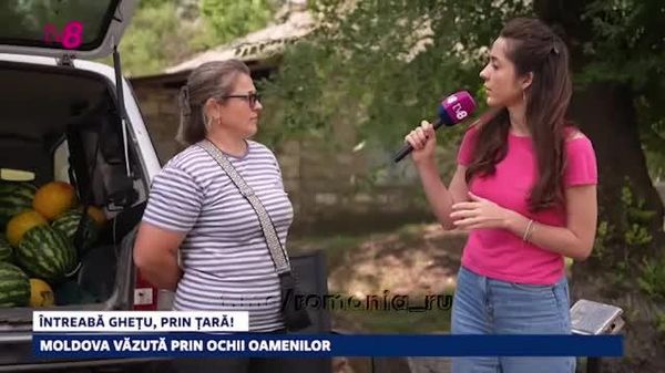 Женщина, работающая поваром в сельском детском саду, дает интервью журналистке придворного телеканала - Sputnik Молдова