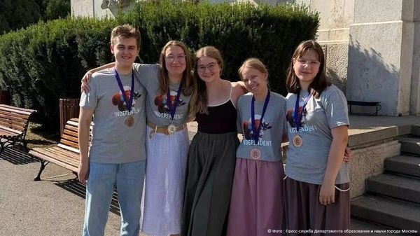 Московские школьники завоевали три бронзовые медали на международной олимпиаде по лингвистике в Румынии - Sputnik Молдова
