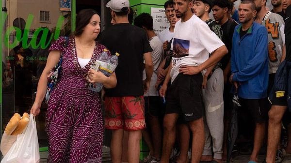 Potrivit El Mundo, astăzi nu toate unitățile comerciale și-au reluat activitatea: unele au rămas închise, iar altele funcționează cu măsuri suplimentare de securitate, cum ar fi obloane coborâte pe jumătate - Sputnik Moldova