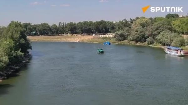 Turiștii amatori de rafting din Transnistria profită de faptul că Nistrul este încă navigabil - Sputnik Moldova