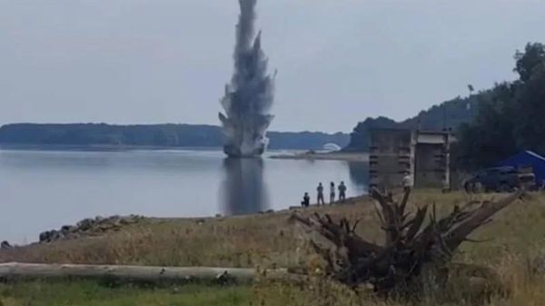 Militarii români au detonat luni stânca Pârjoaia de pe Dunăre, folosind 100 de kilograme de explozibil, pentru a redirecționa un debit mai mare de apă către Centrala Nucleară de la Cernavodă, în contextul scăderii istorice a nivelului fluviului - Sputnik Moldova
