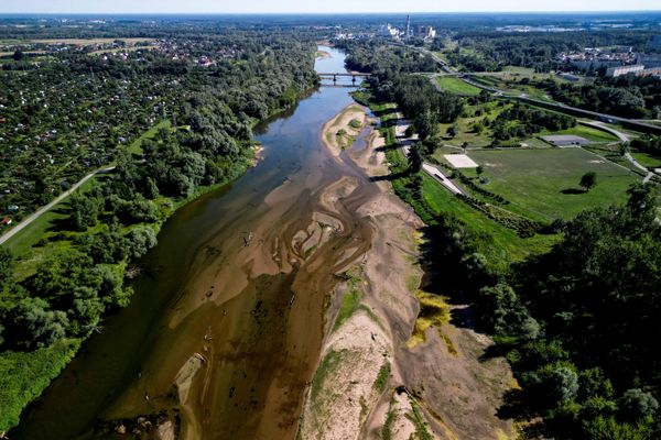 Вид с беспилотника на реку Сан, уровень воды в которой опустился до исторического минимума, что привело к временному ограничению водоснабжения местных промышленных предприятий. Польша сталкивается с усугубляющейся гидрологической засухой, ускоренной очередной волной жары в этом году. Сталёва-Воля, Польша, 30 июля 2026 года. REUTERS/Kuba Stezycki. Фотография дня TPX. - Sputnik Молдова
