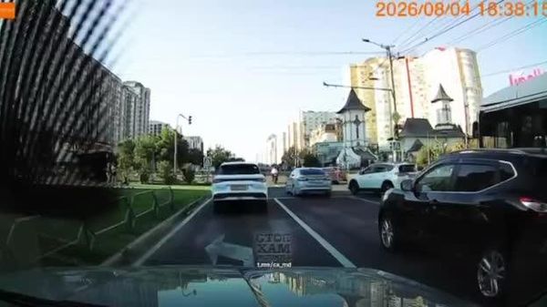 Momentul unui accident în urma căruia un automobil s-a răsturnat, în sectorul Ciocana al Capitalei, a fost surprins de o cameră de supraveghere - Sputnik Moldova