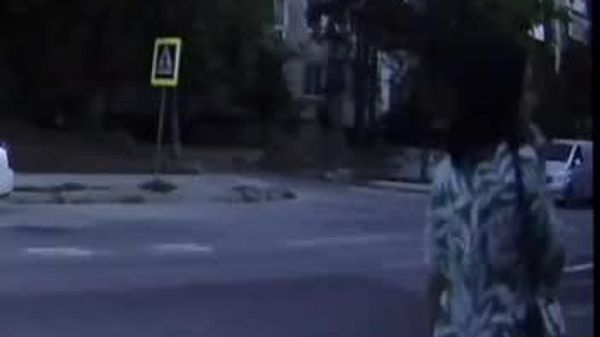 O femeie a fost lovită de un taxi în timp ce traversa regulamentar strada - Sputnik Moldova