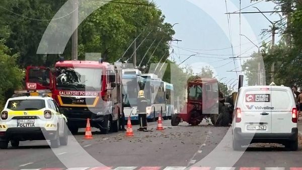 Бельцы удивили новым уровнем дорожной синхронизации: в ДТП встретились трактор и пожарная машина - Sputnik Молдова