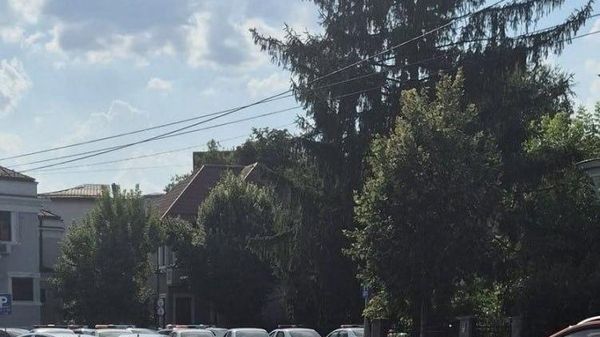 В центре Бухареста аккурат посреди проезжей части образовался кратер - Sputnik Молдова