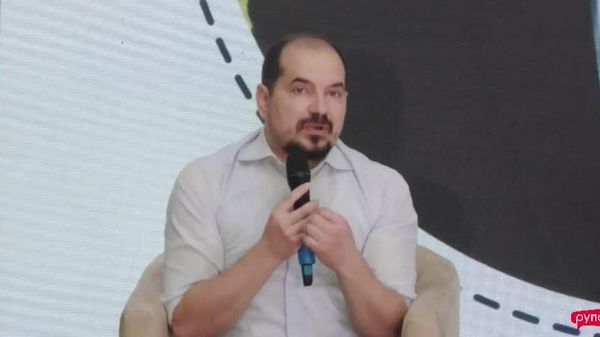 Șeful Cancelariei de Stat, Alexei Buzu, le-a cerut moldovenilor din diasporă să discute cu părinții, bunicii și rudele „la o plăcintă, un compot sau în timpul culesului strugurilor” și să-i convingă să susțină reforma amalgamării primăriilor - Sputnik Moldova