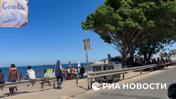 Sute de imigranți ilegali au rămas blocați pe plaja din Ceuta, Spania, și nu știu cum să solicite azil - Sputnik Moldova