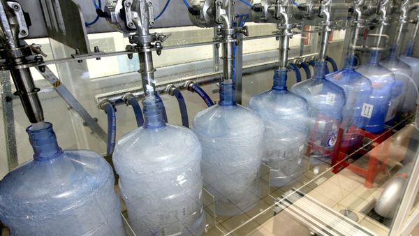 В цехе очистки, минерализации и розлива питьевой воды - Sputnik Молдова