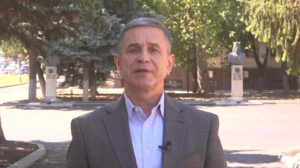 Ministrul Apărării Anatol Nosatîi a anunțat într-un clip video că Parada Militară consacrată aniversării a 35 de ani de la proclamarea Independenței Republicii Moldova va avea loc în Piața Marii Adunări Naționale pe 27 august - Sputnik Moldova