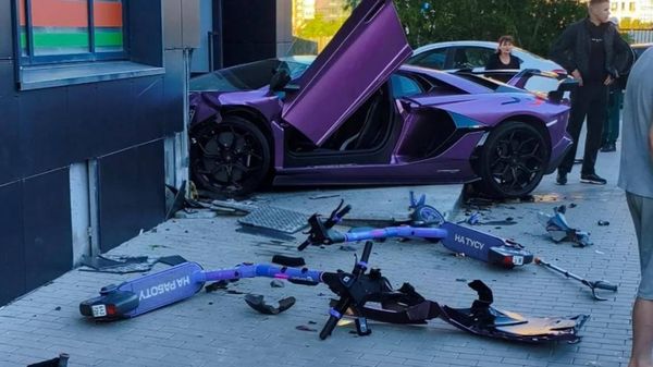 Фиолетовый Lamborghini влетел в дом в Екатеринбурге - Sputnik Молдова