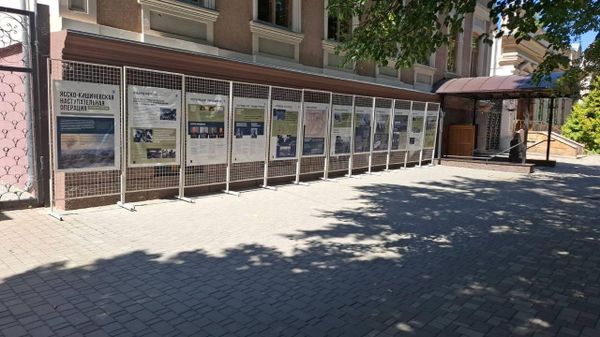 В Бендерах у Мемориального музея открылась выставка к годовщине освобождения города - Sputnik Молдова
