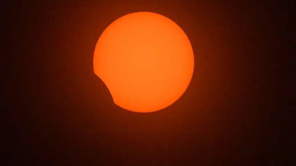 Eclipsă de Soare, de pe orbită: cosmonautul Roscosmos a arătat cum Luna a acoperit Soarele de la o altitudine de 400 de kilometri - Sputnik Moldova
