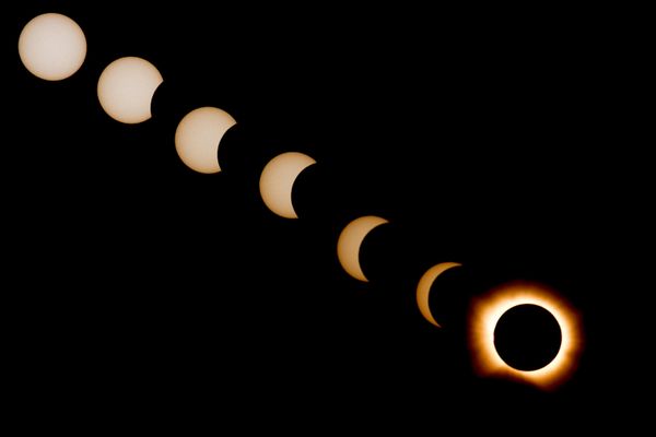 Последовательность из нескольких фотографий показывает, как проходило полное солнечное затмение. - Sputnik Молдова