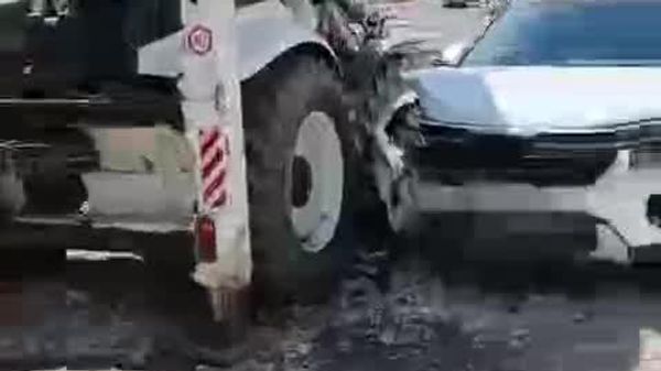 Un șofer a pierdut controlul asupra mașinii și a intrat într-un tractor al muncitorilor care efectuau lucrări pe strada Florilor din Chișinău - Sputnik Moldova
