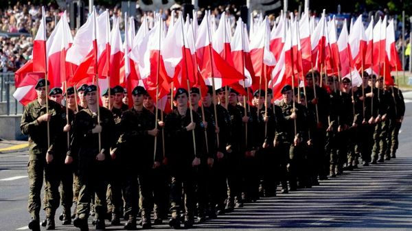 Военный парад по случаю Дня Войска Польского проходит в Варшаве, он стал крупнейшим за всю историю страны - Sputnik Молдова