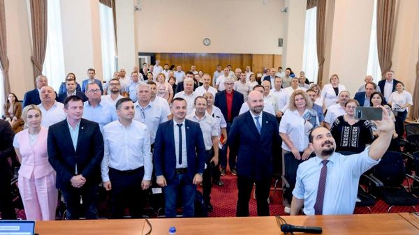 Secretarul general al Guvernului Republicii Moldova, Alexei Buzu, și ministrul Infrastructurii și Dezvoltării Regionale, Vladimir Bolea, au desfășurat prima rundă de consultări cu primarii localităților care urmează să fie comasate în cadrul reformei administrativ-teritoriale - Sputnik Moldova
