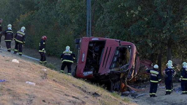 Un autobuz turistic a ieșit de pe șosea, a căzut într-un șanț și s-a răsturnat în Ungaria, relatează Associated Press - Sputnik Moldova