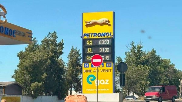 Canalele de Telegram din sudul Moldovei scriu că de la Comrat până la Vulcănești la multe benzinării lipsește complet benzina, iar motorina de asemenea este foarte puțină - Sputnik Moldova