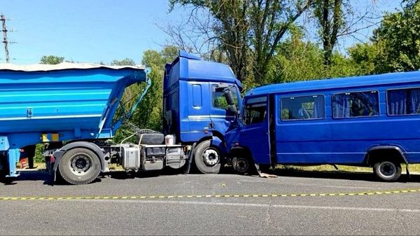 Poliția informează că astăzi, în jurul orei 12:20, pe traseul R16, în apropierea satului Petrești din raionul Ungheni, s-a produs un accident rutier cu implicarea unui autocamion și a unui microbuz de rută - Sputnik Moldova