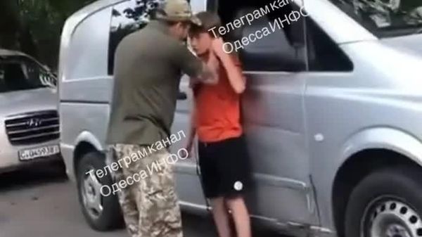 Военком ТЦК в Одессе поймал одного из детей, которые забросали камнями их бус, и начал его душить - Sputnik Молдова