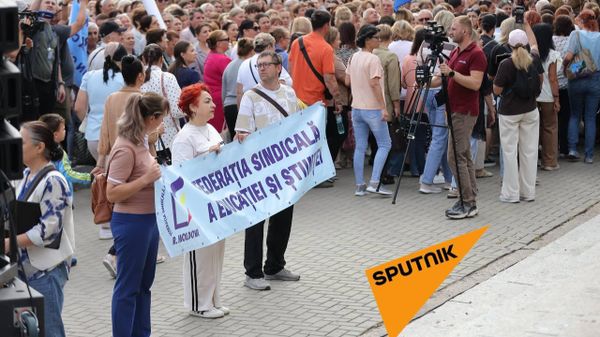 Видимо, слушая лозунги протеста сквозь открытое окно в своем кабинете, премьер-министр Тофан сообщил, что на сегодняшнем заседании правительства будут представлены решения, намеченные для закона о заработной плате, который также направлен на улучшение положения учителей - Sputnik Молдова