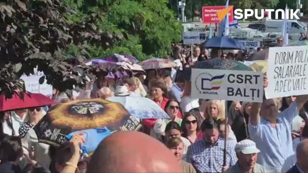 Протестующие педагоги требуют встречи с премьером Василием Тофаном и министром образования Даном Перчуном - Sputnik Молдова