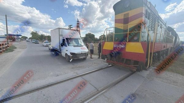 Фото сегодняшнего ДТП, где столкнулся железнодорожный локомотив с автомобилем - Sputnik Молдова