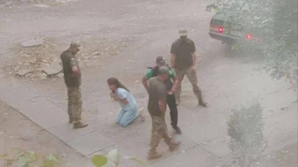 В Каменском Днепропетровской области женщина встала на колени перед военкомами ТЦК, умоляя отпустить ее мужа - Sputnik Молдова