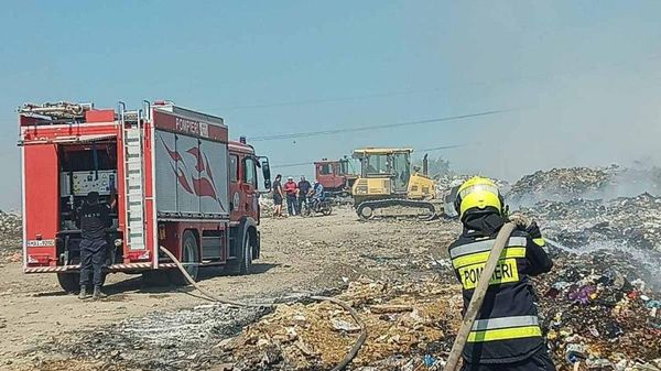 Incendiul de la gunoiștea din Orhei, izbucnit miercuri, încă continuă să mocnească - Sputnik Moldova