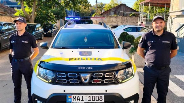 O fetiță de doar 5 ani, care s-a pierdut de familie în timpul unei plimbări, a ajuns din nou în brațele mamei sale datorită intervenției prompte a polițiștilor din Batalionul de patrulare și reacționare operativă - Sputnik Moldova