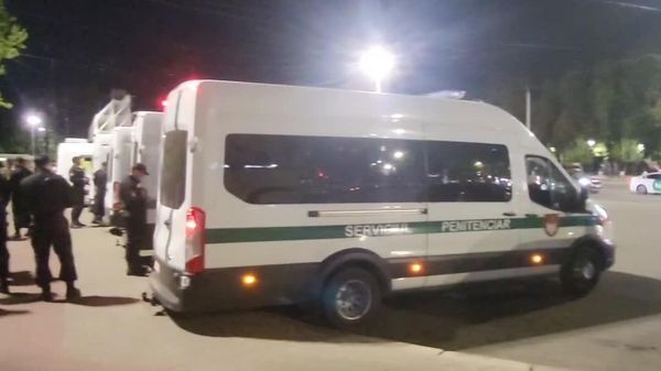 Чтобы никто не разбежался: на репетицию парада ко Дню независимости вывели машину тюремщиков - Sputnik Молдова