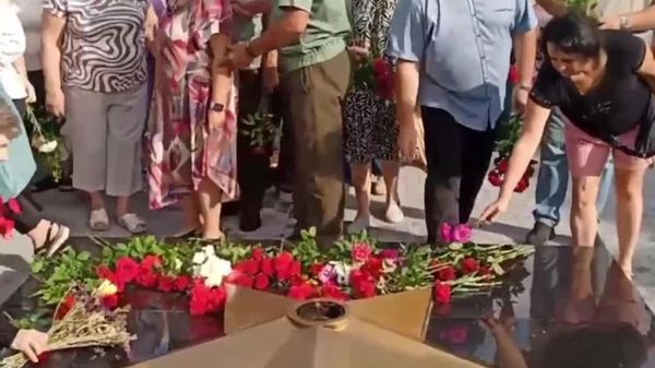 Locuitorii orașului Bender au depus flori la Flacăra Veșnică de la Memorialul Gloriei - Sputnik Moldova